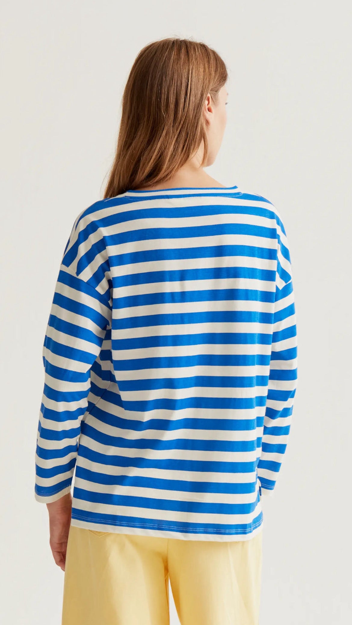 Camiseta con estampado de rayas y bordado de corazón