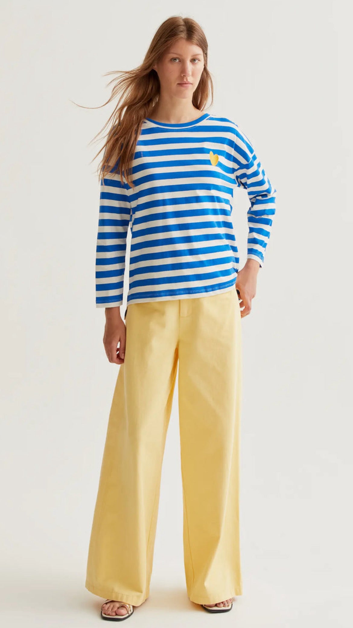 Camiseta con estampado de rayas y bordado de corazón