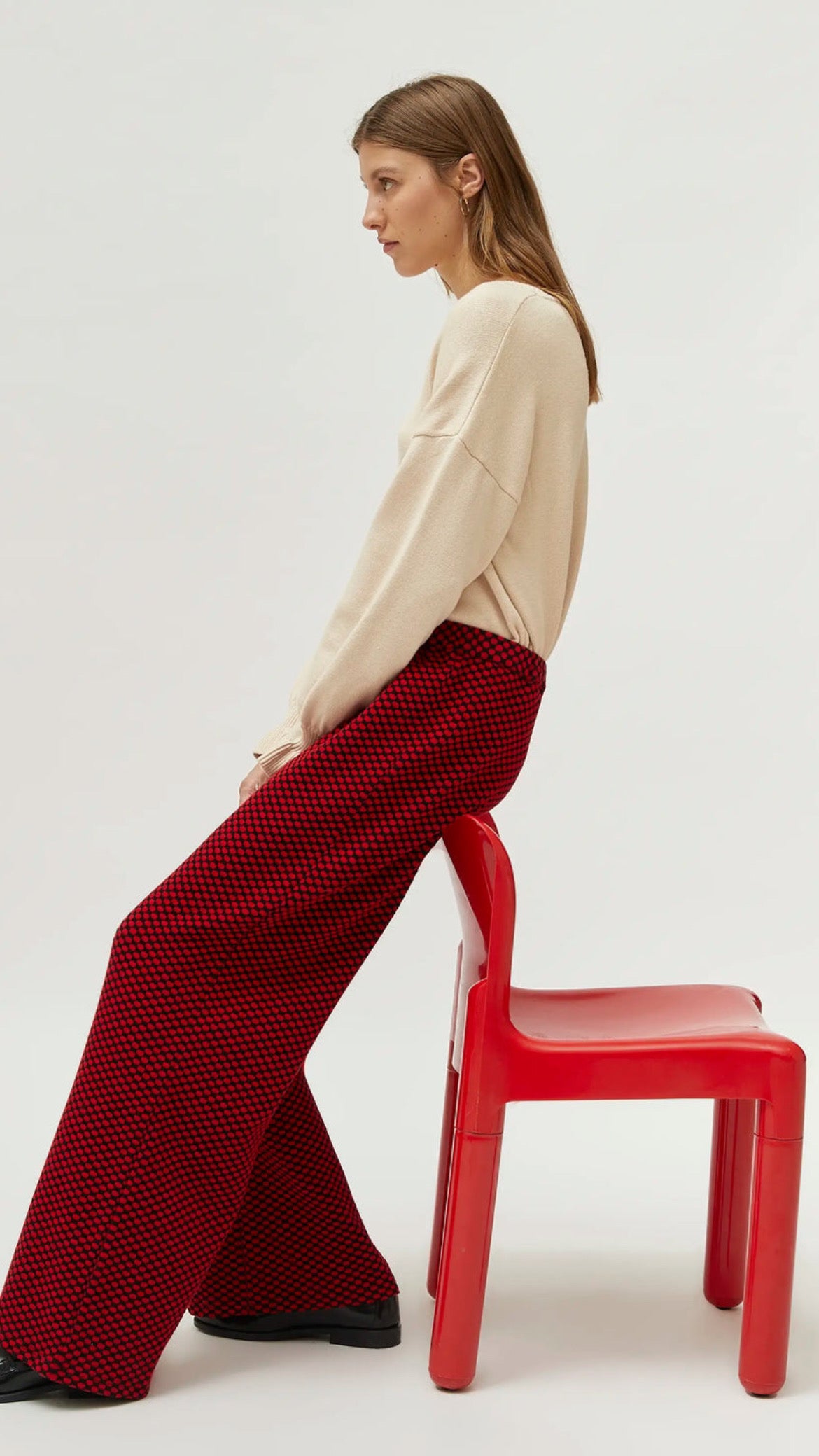 Red jacquard print knit trousers