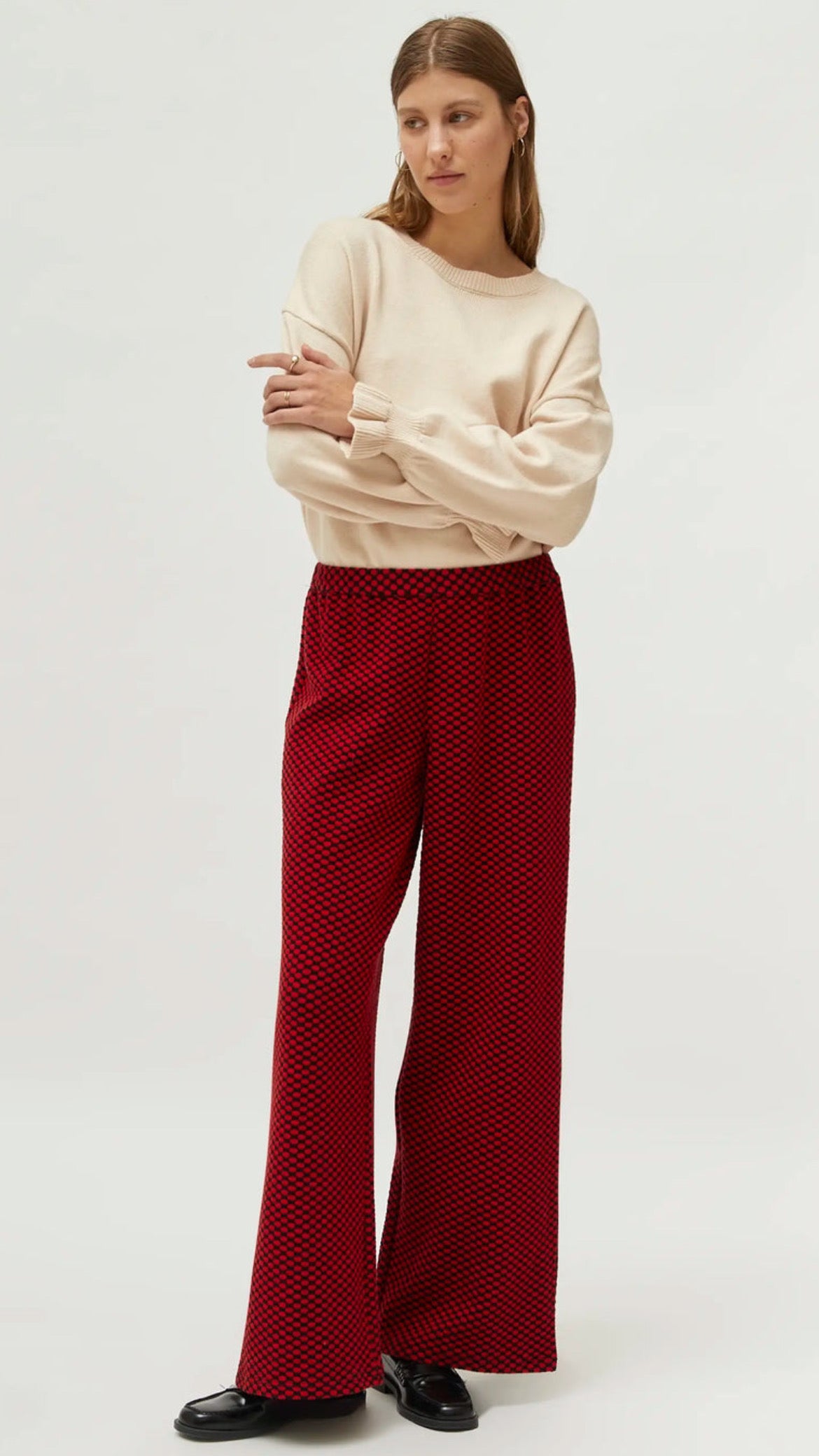 Red jacquard print knit trousers