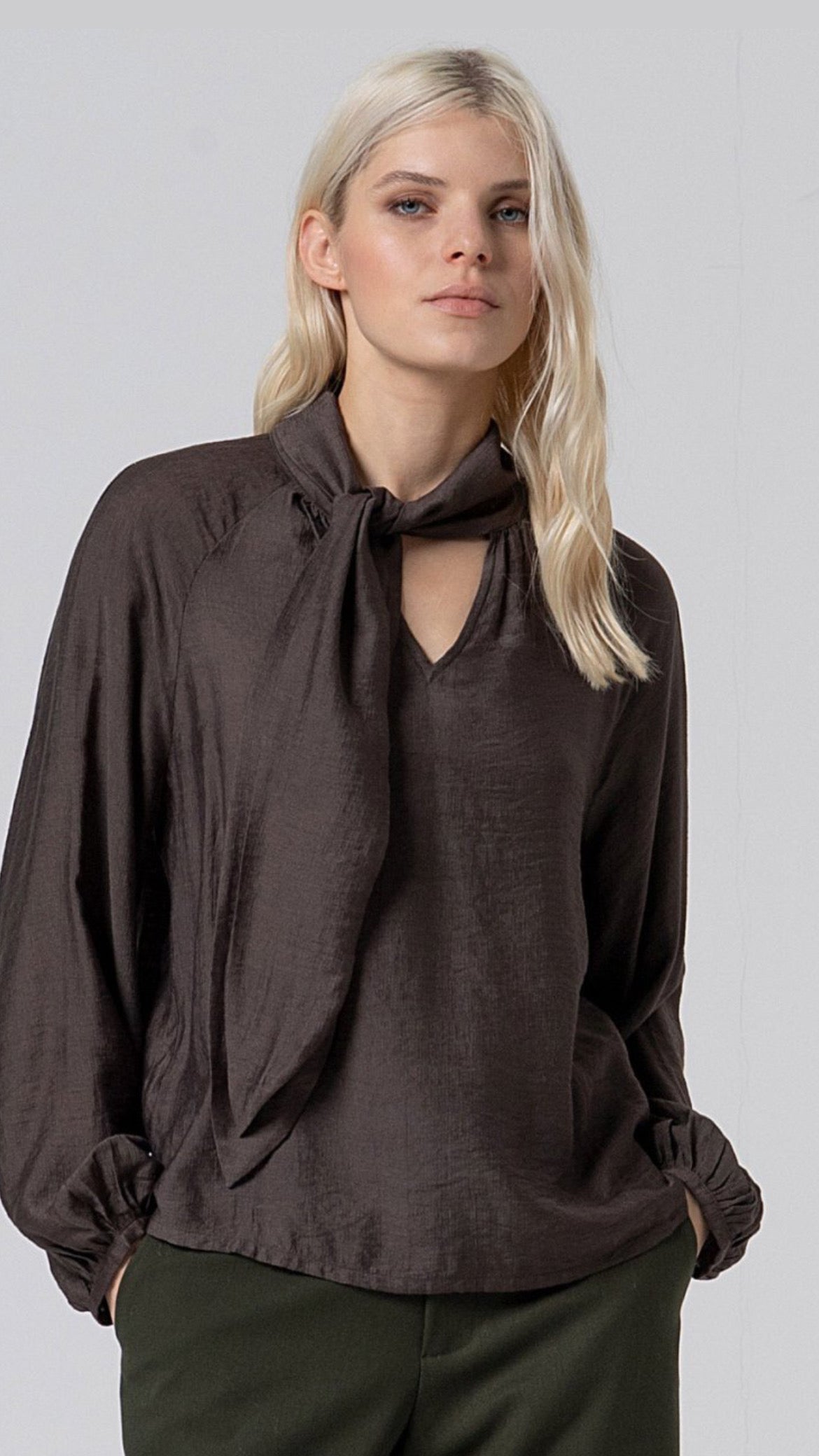 Blusa con lazada en cuello color tabaco