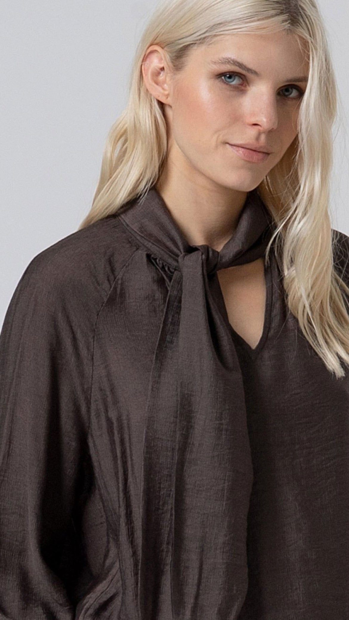 Blusa con lazada en cuello color tabaco