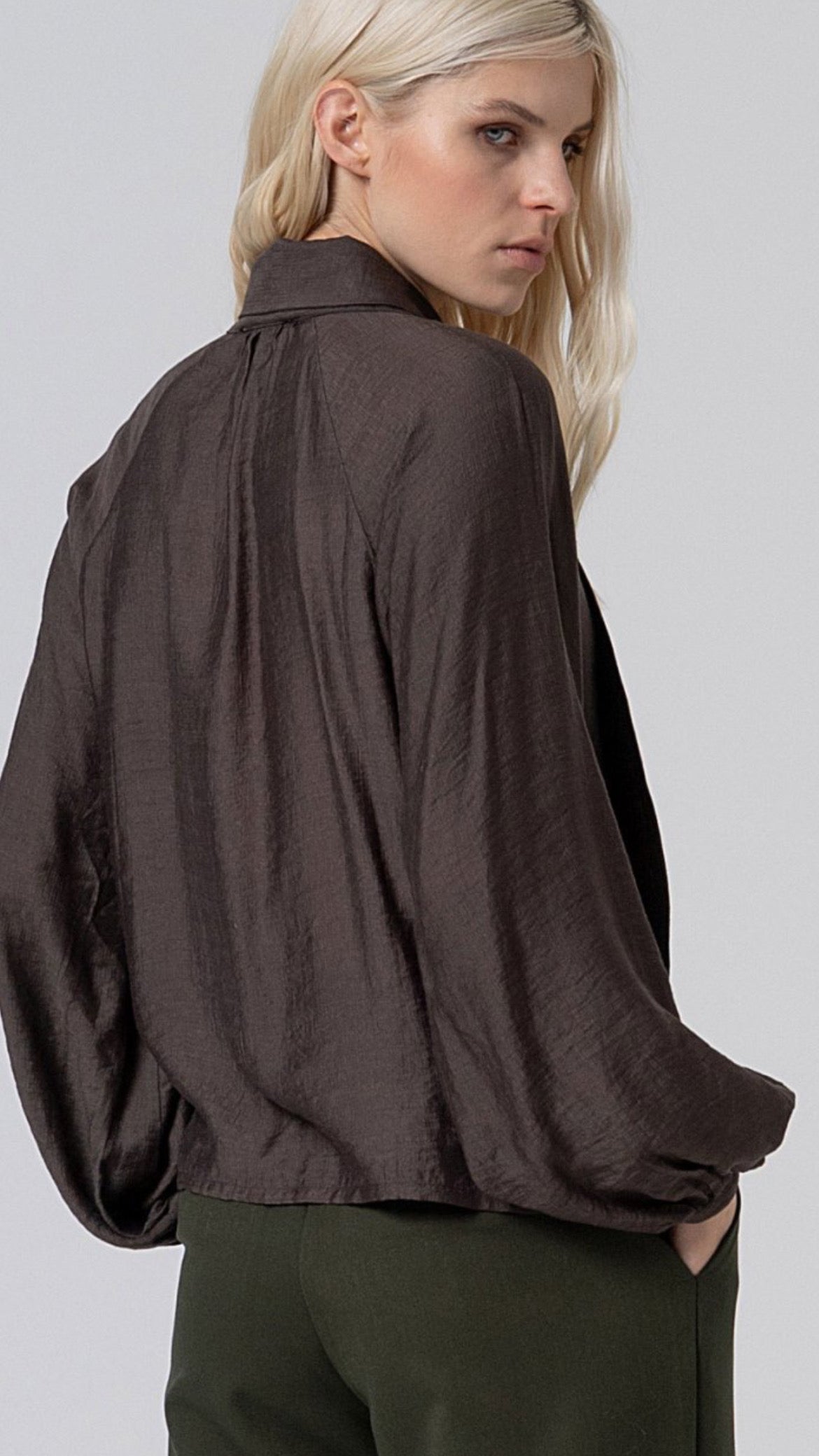 Blusa con lazada en cuello color tabaco