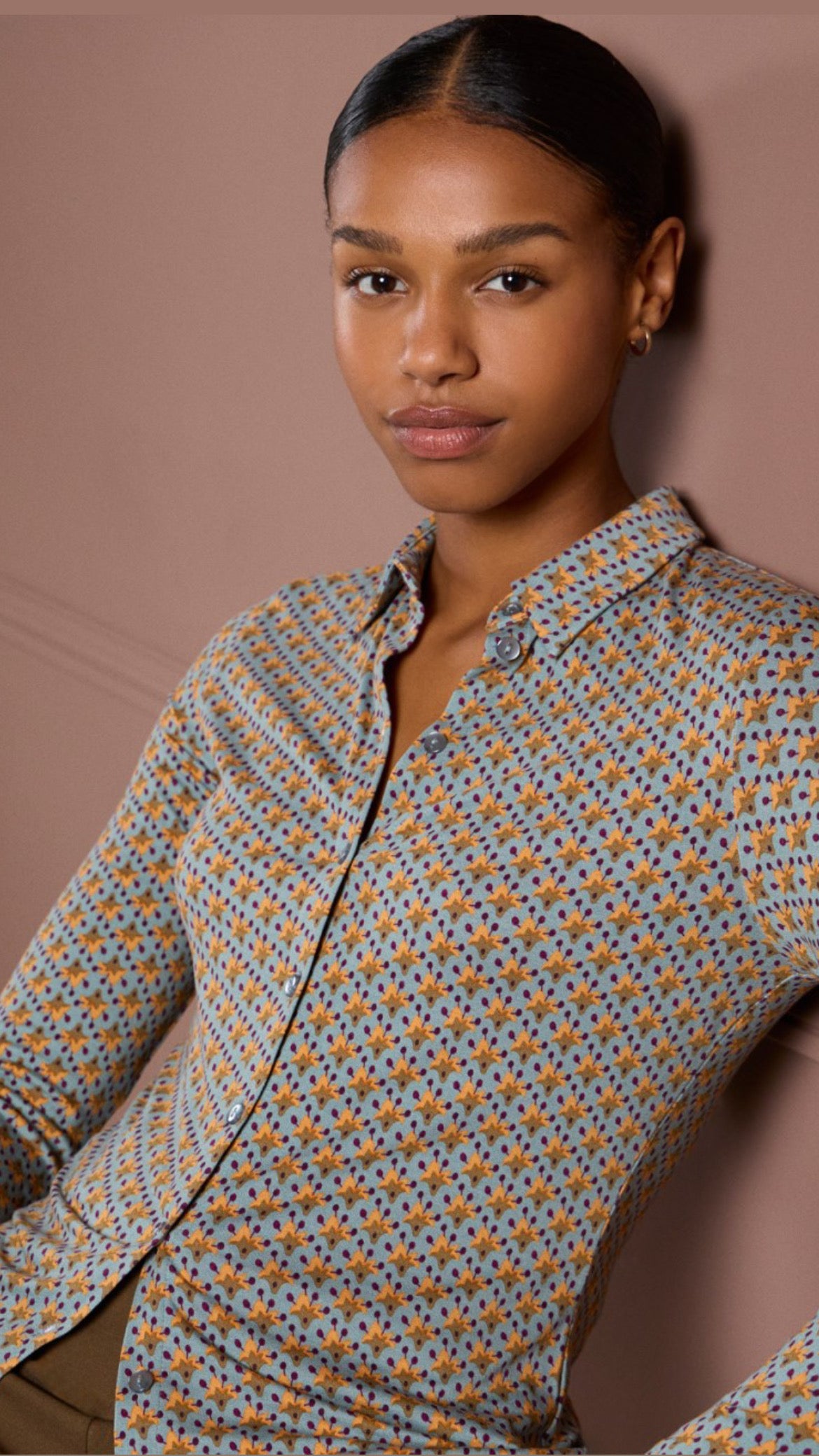 Camisa elástica  con micro estampado vintage azul