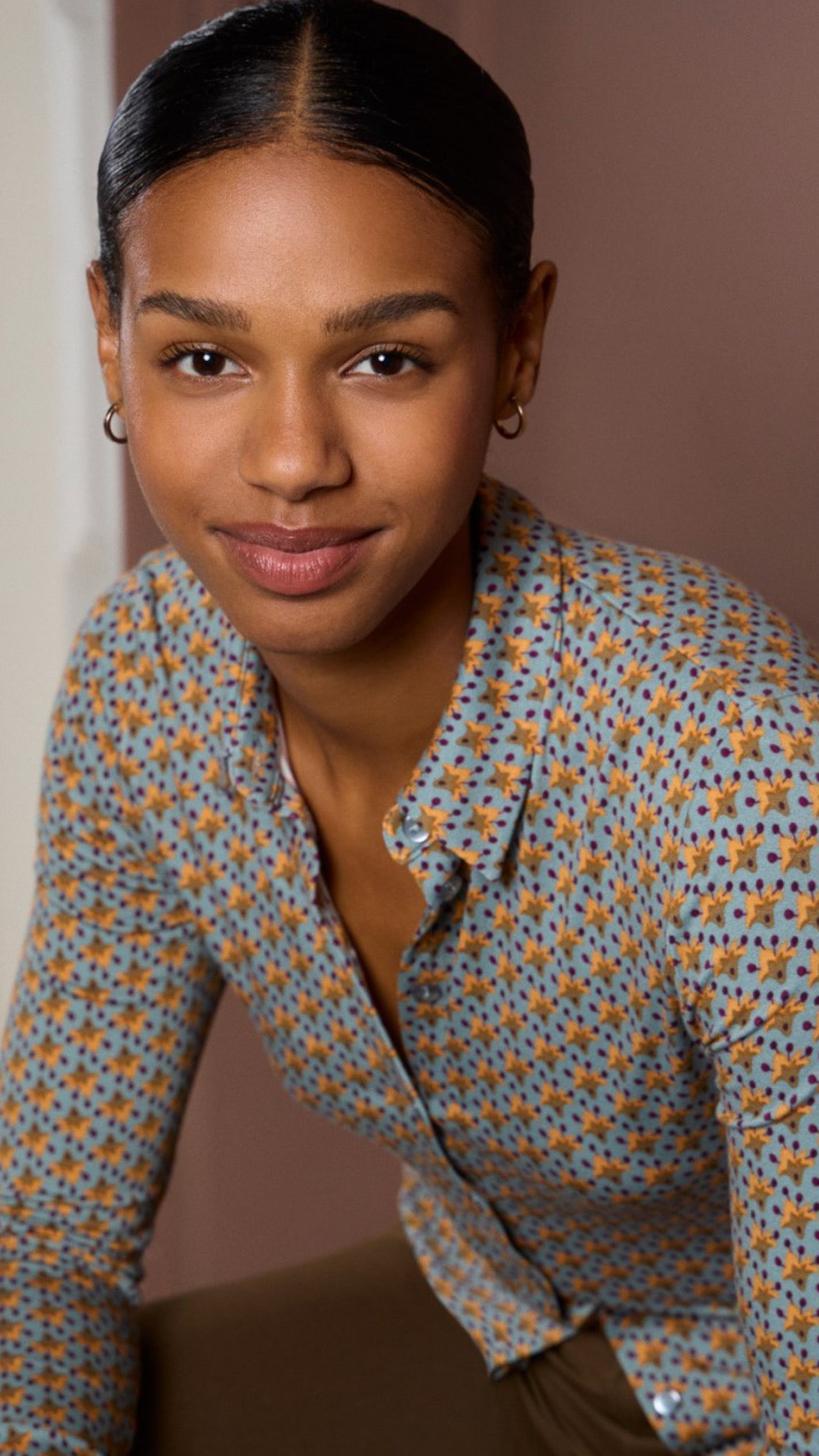 Camisa elástica  con micro estampado vintage azul