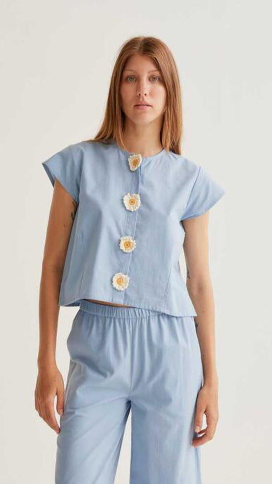 Camisa con detalles de margaritas