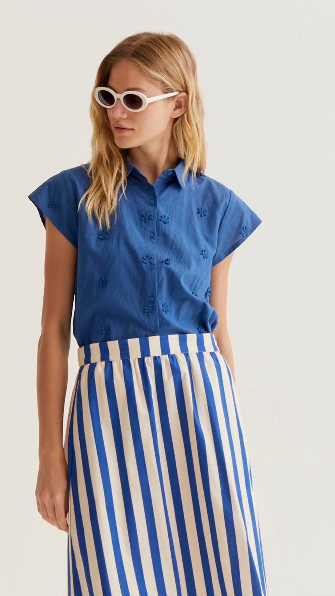 Camisa 100% algodón azul con bordado floral