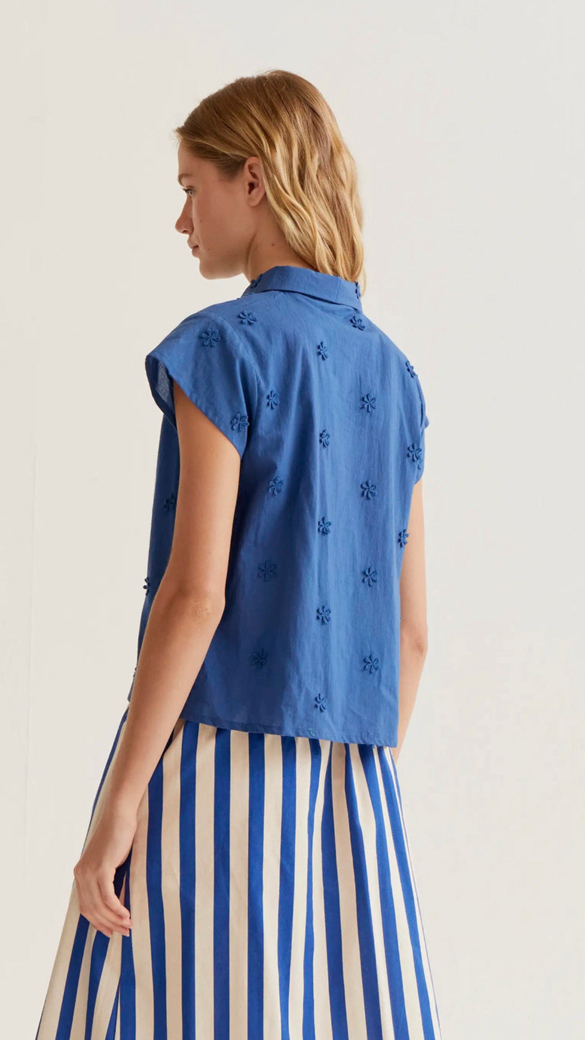 Camisa 100% algodón azul con bordado floral