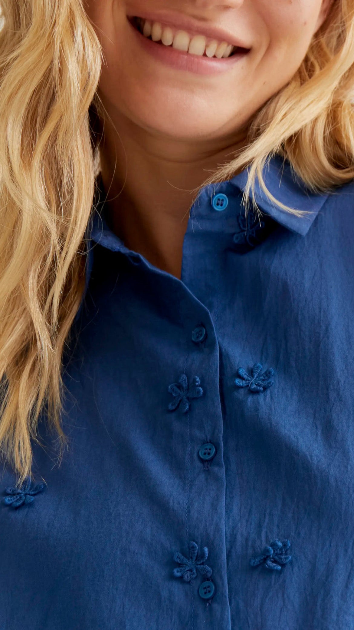 Camisa 100% algodón azul con bordado floral