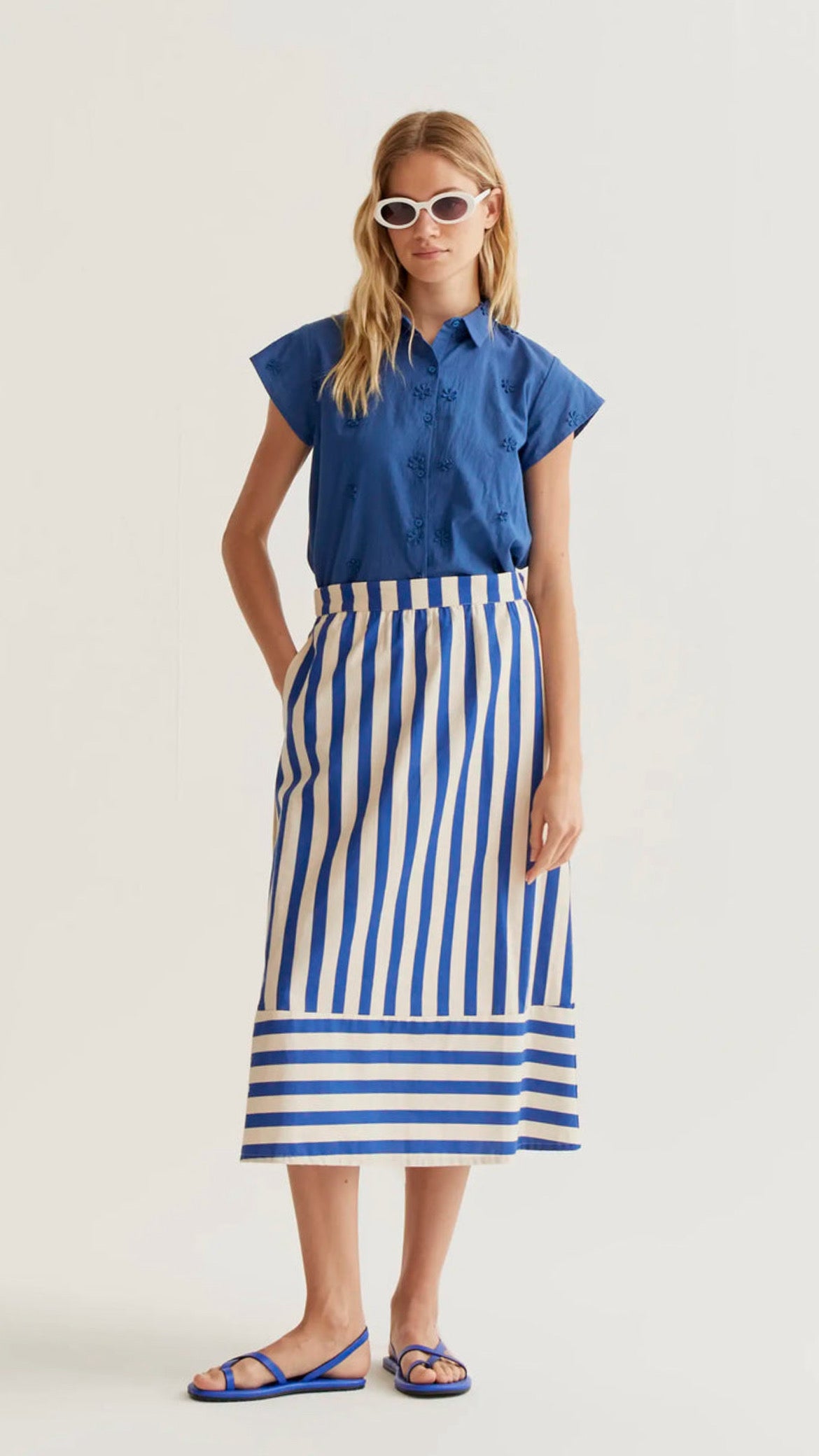 Camisa 100% algodón azul con bordado floral