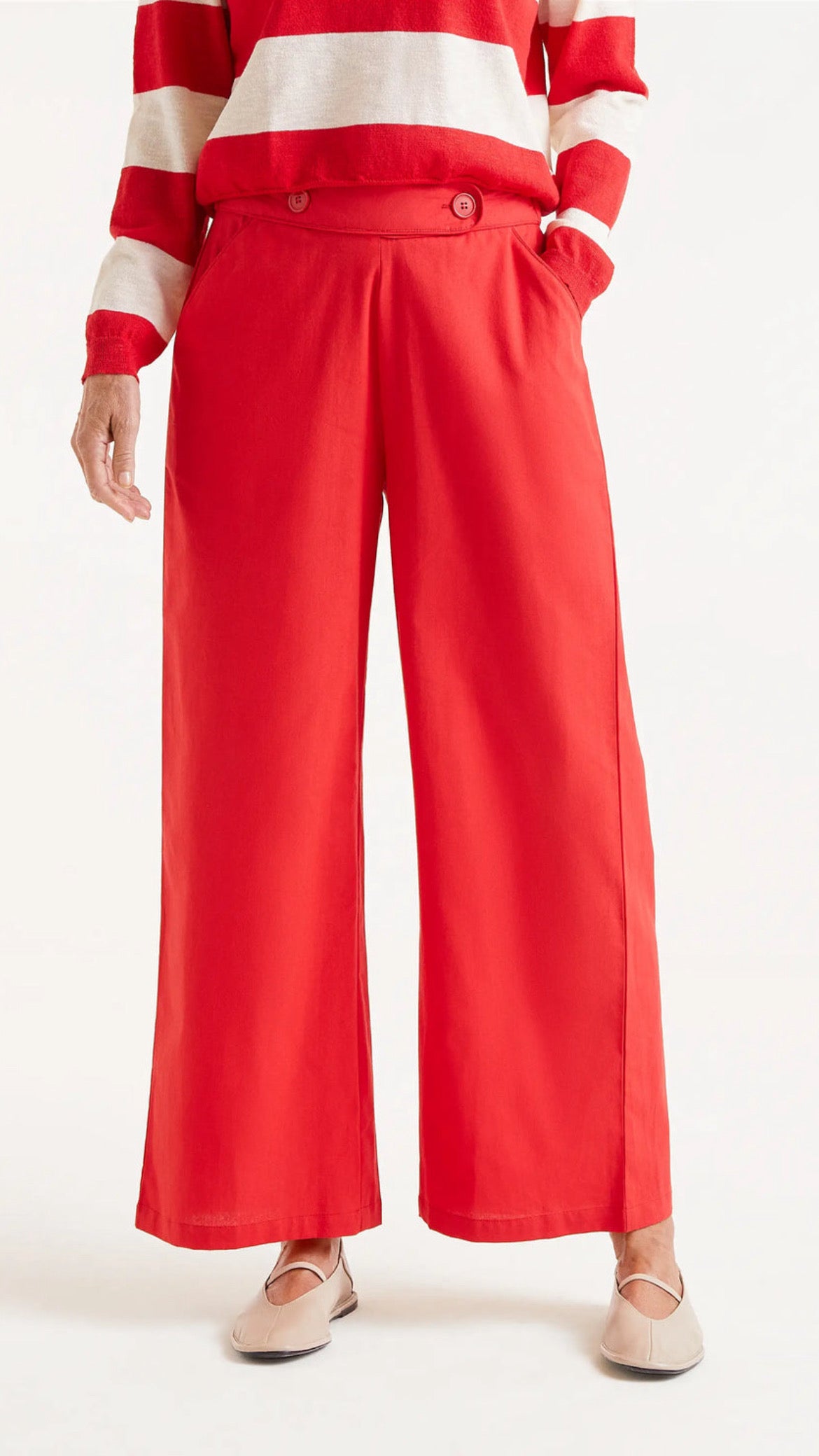 Pantalón recto botones rojos