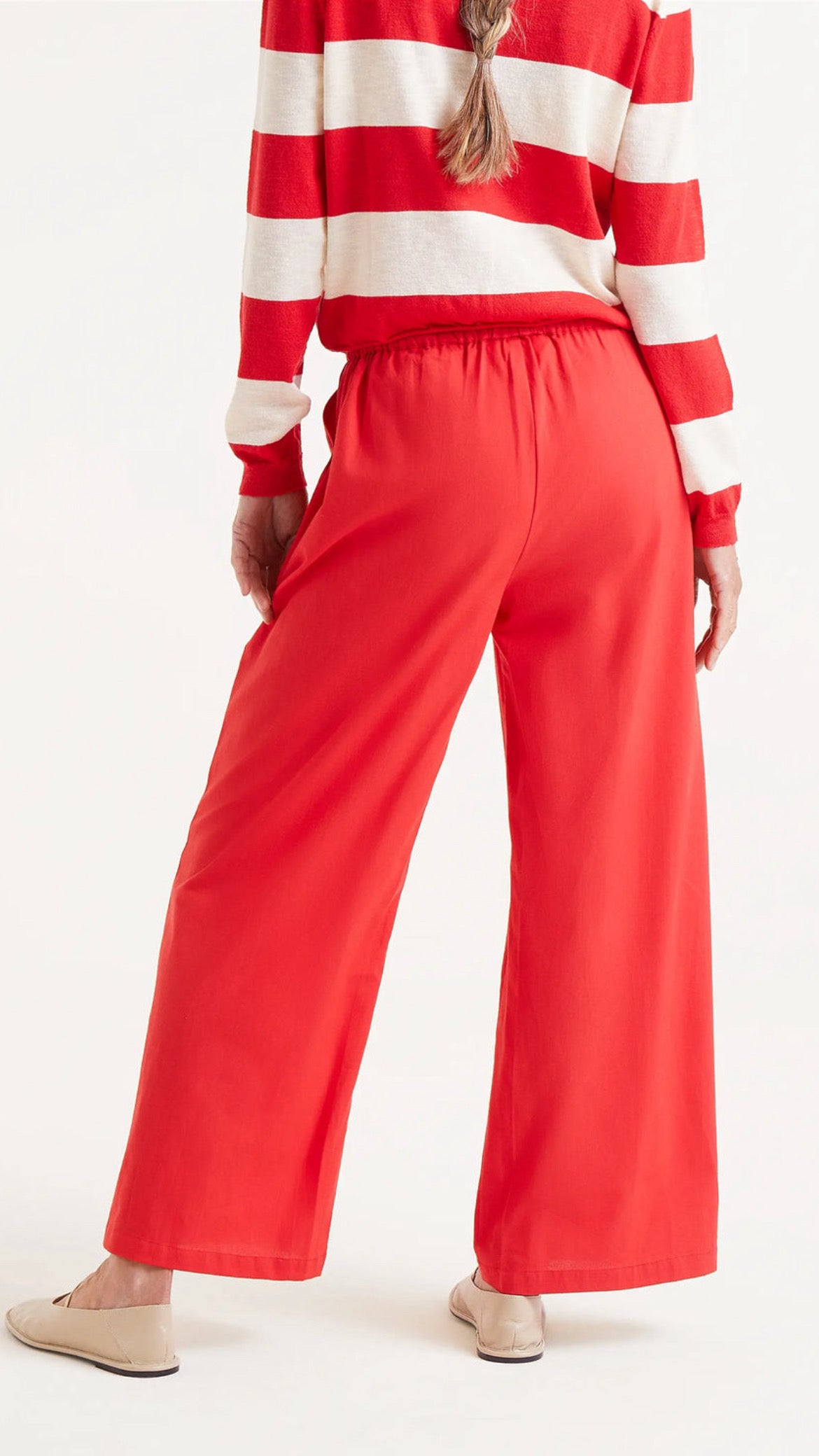 Pantalón recto botones rojos