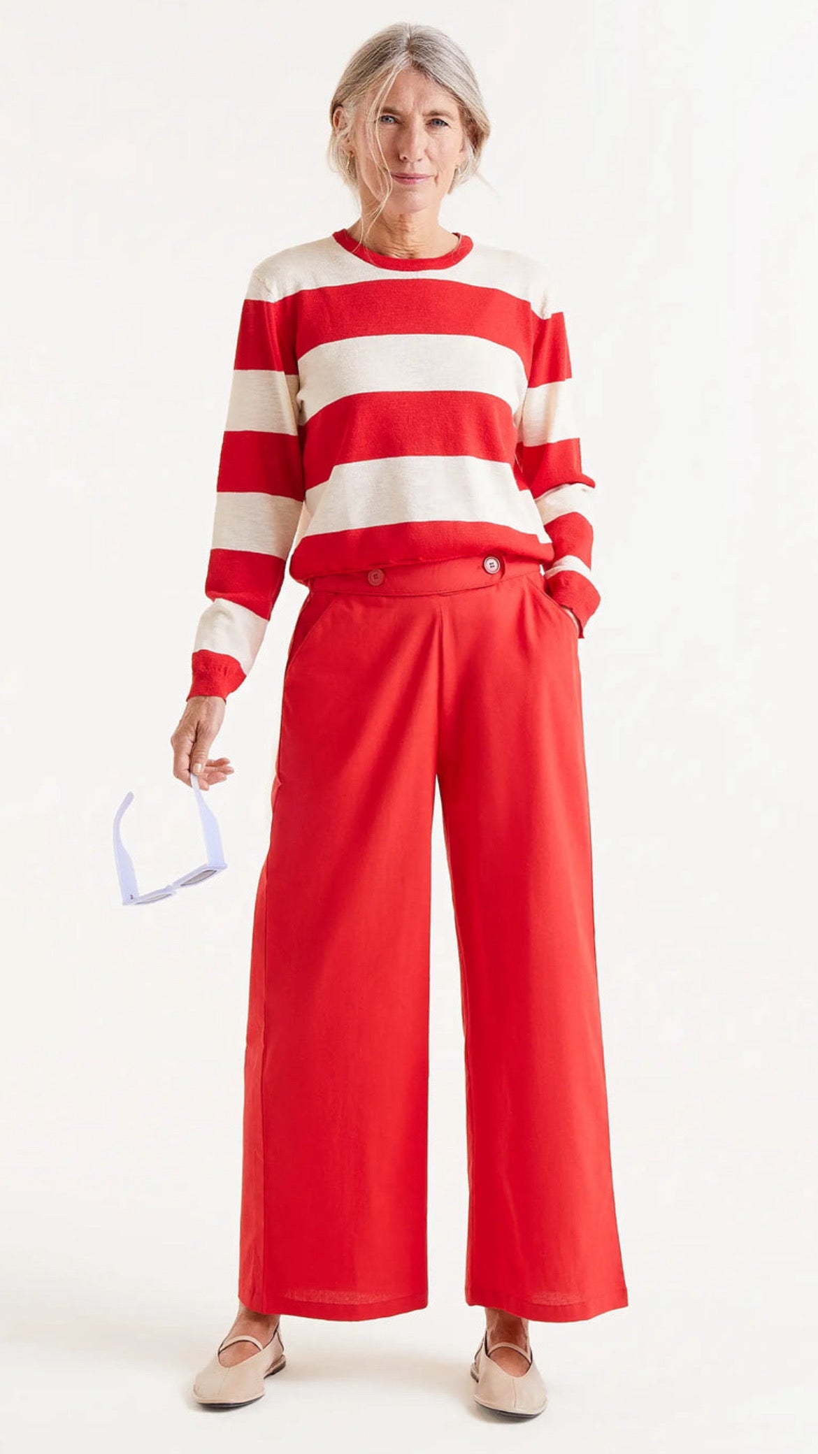 Pantalón recto botones rojos