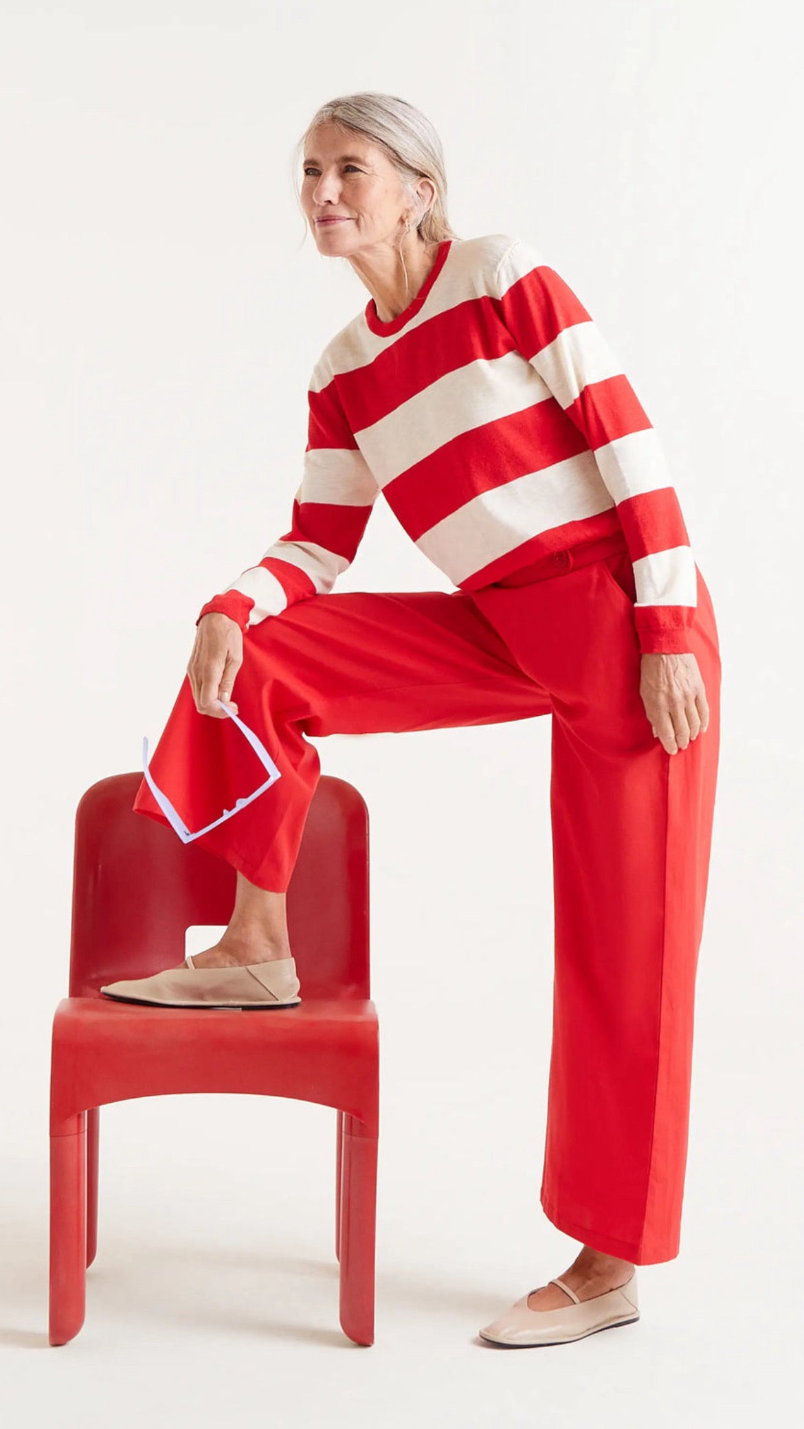 Pantalón recto botones rojos
