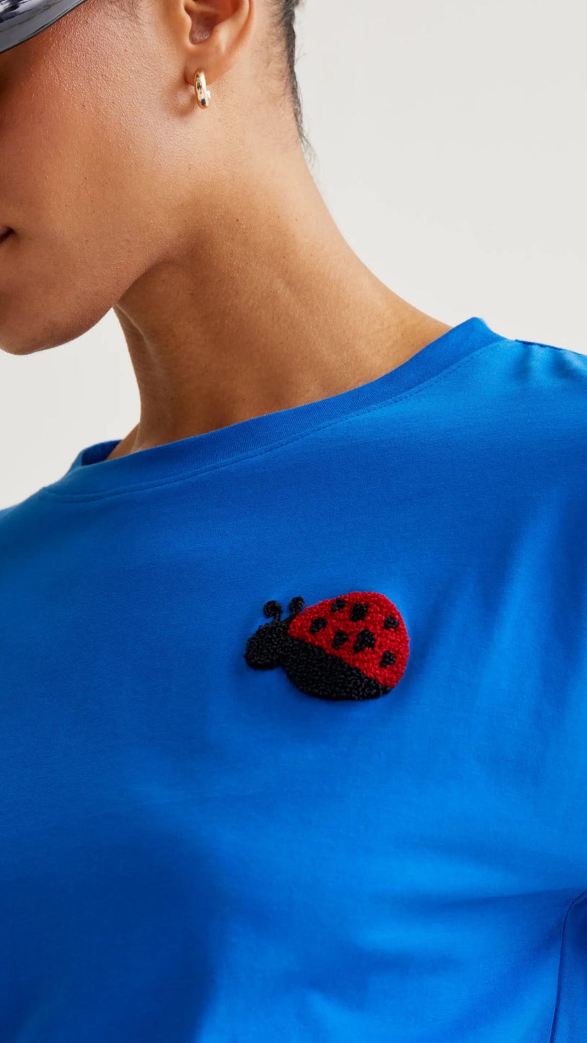 Camiseta azul con bordado Coccinellidae
