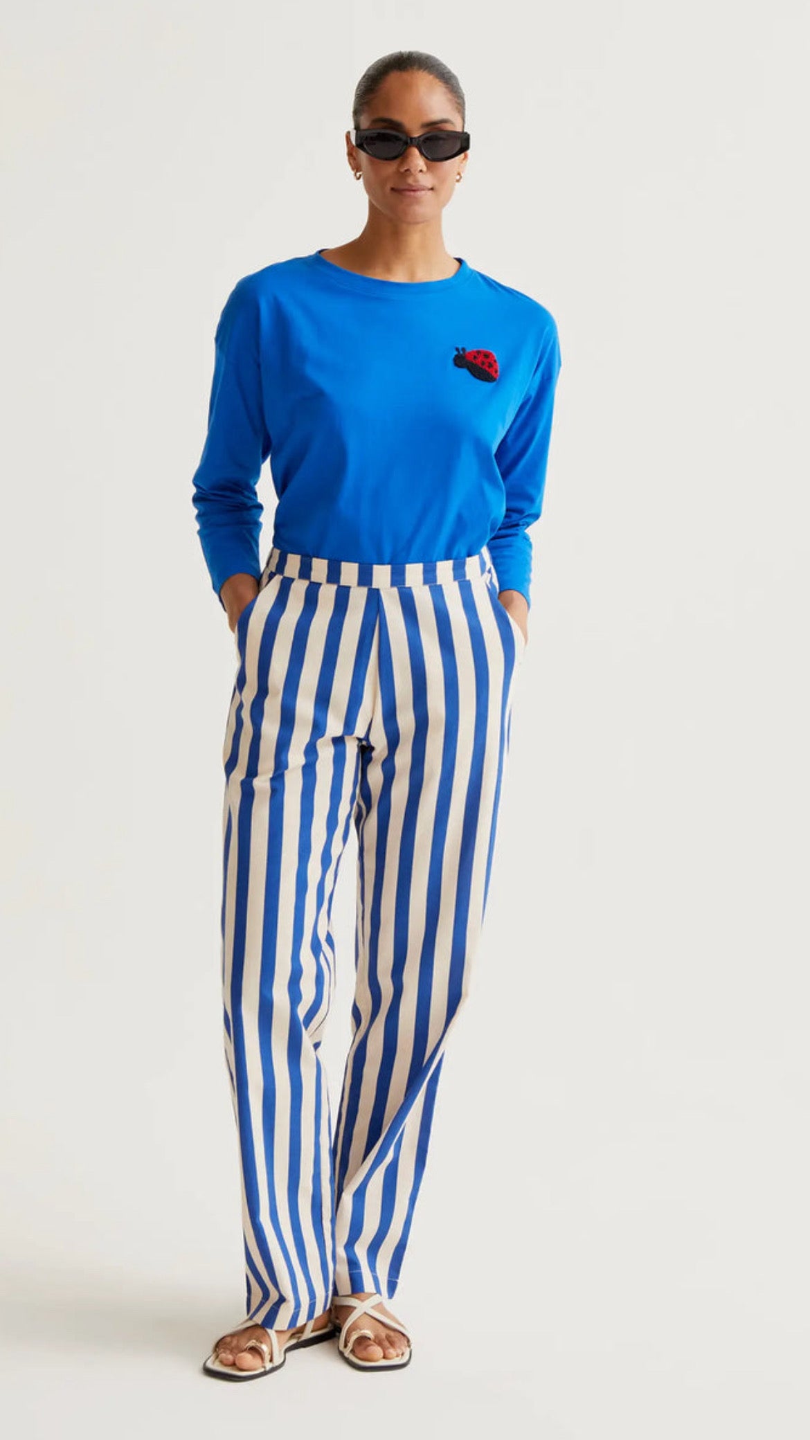 Camiseta azul con bordado Coccinellidae