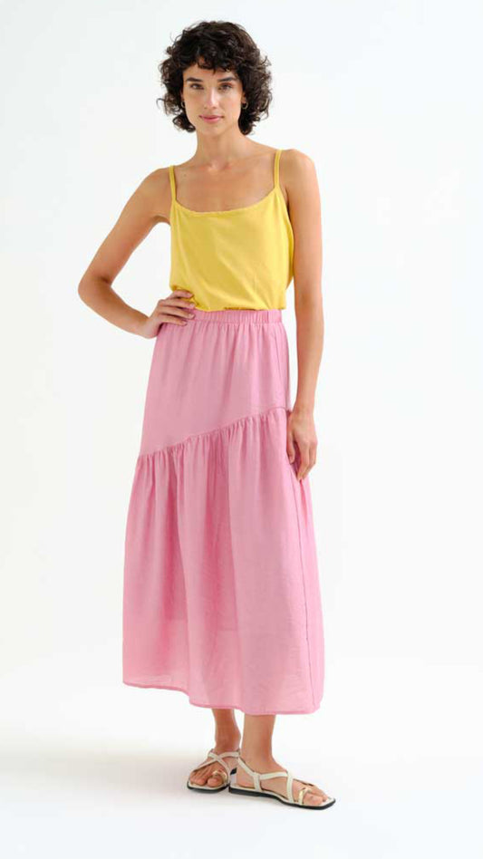 Falda larga rosa con corte asimétrico