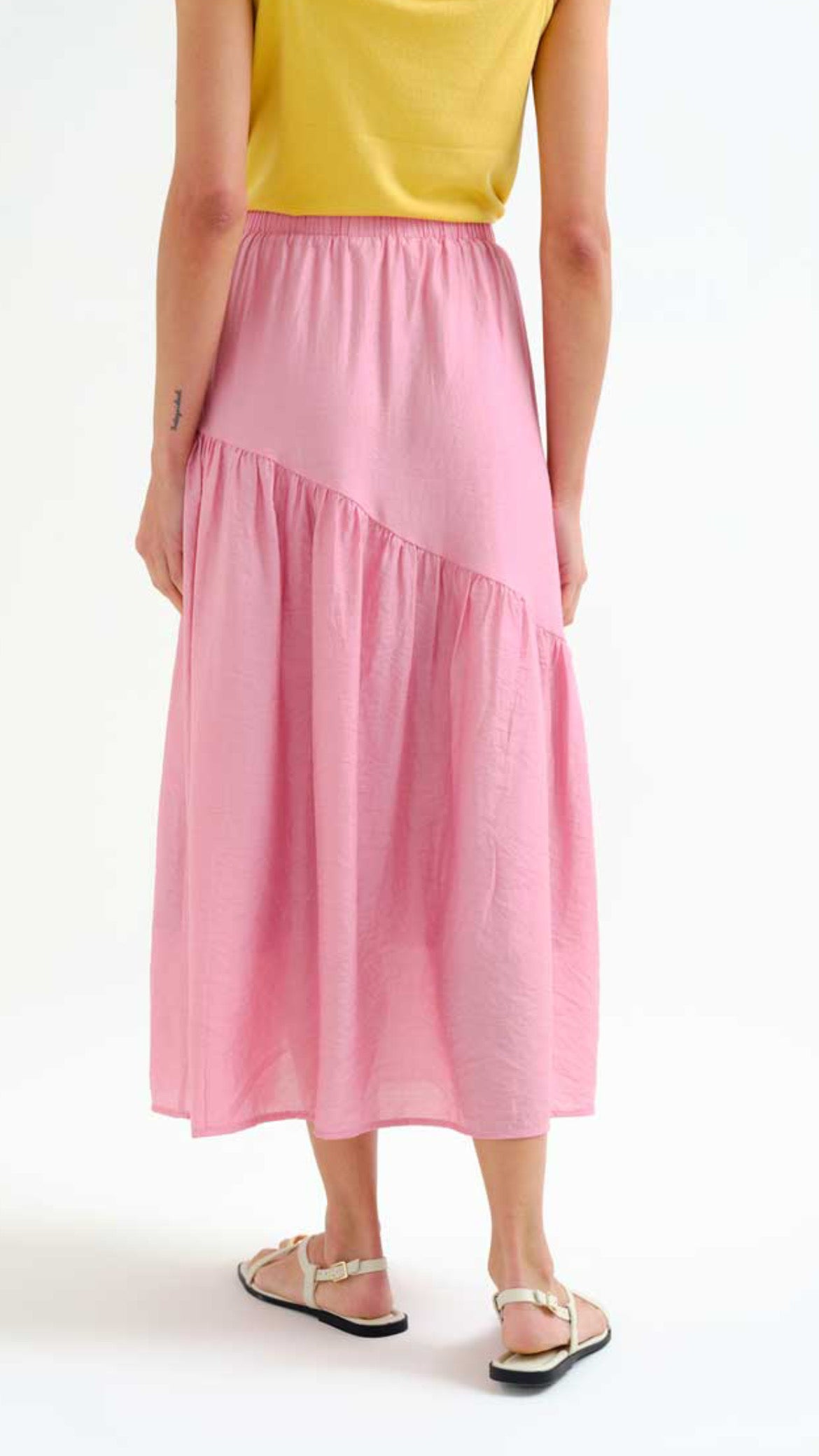 Falda larga rosa con corte asimétrico