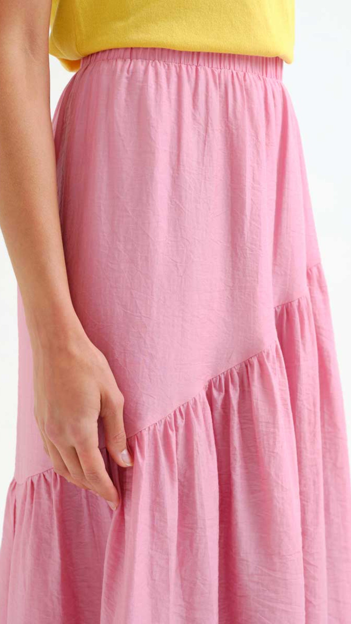 Falda larga rosa con corte asimétrico