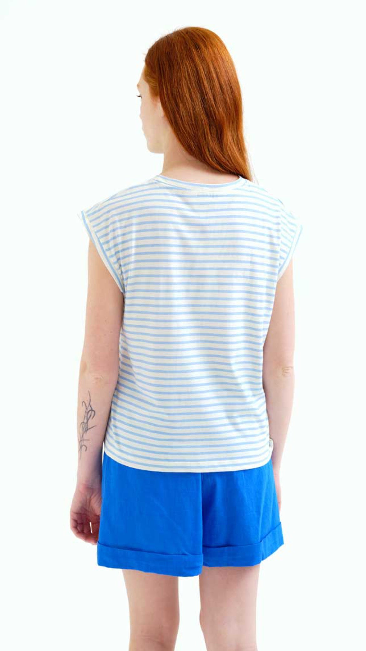 Camiseta con estampado de rayas blanco y azul