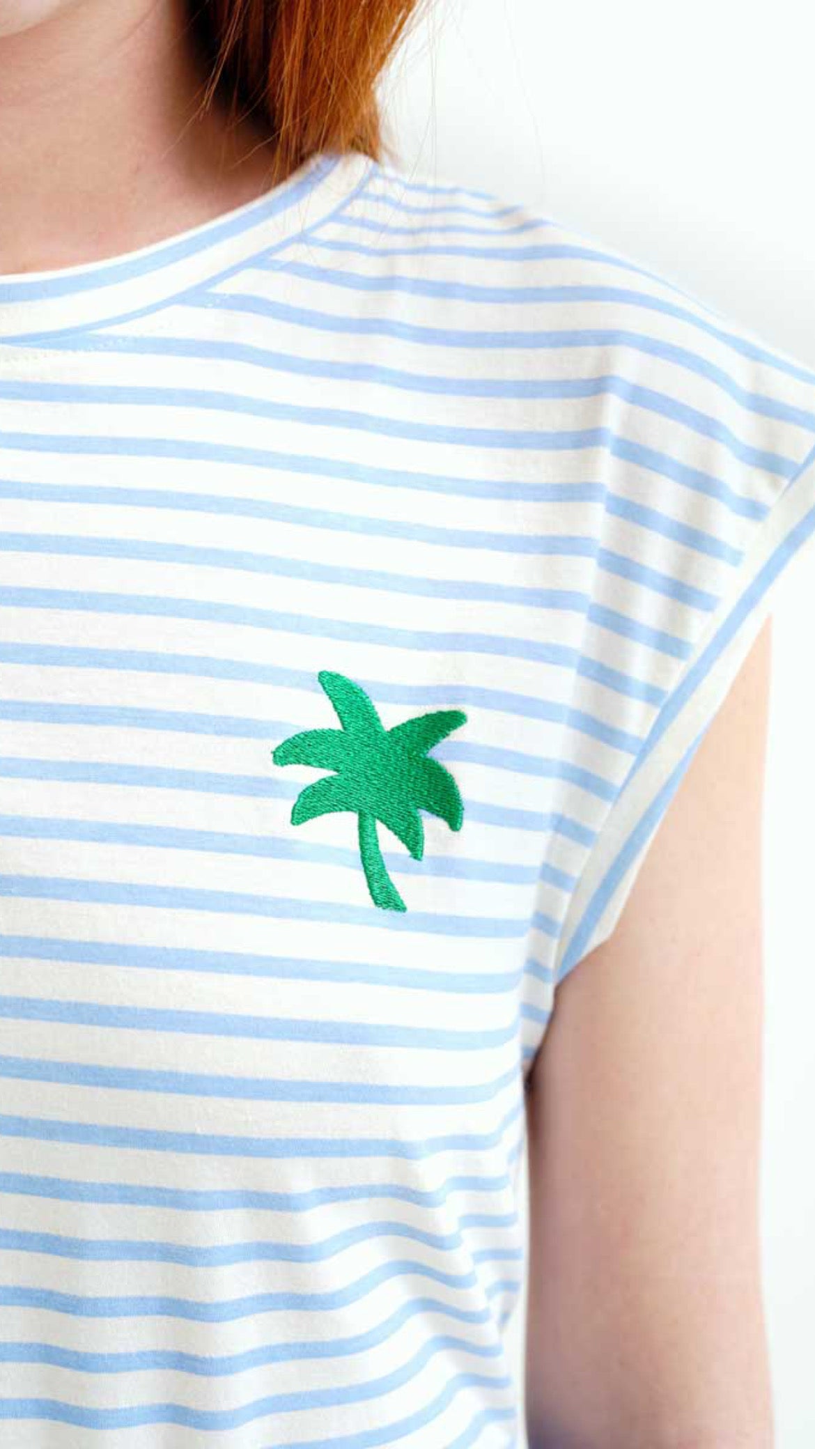 Camiseta con estampado de rayas blanco y azul