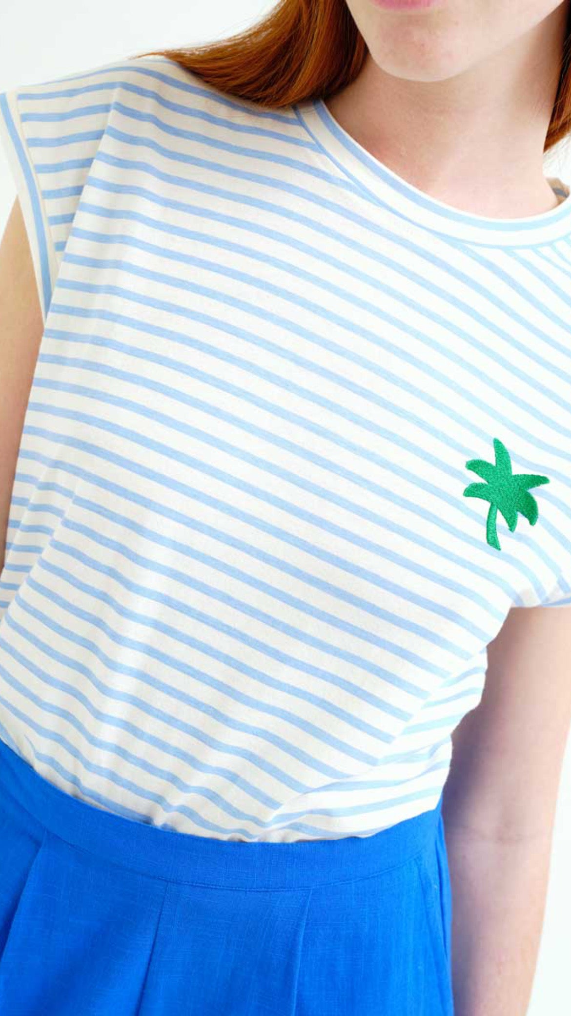 Camiseta con estampado de rayas blanco y azul