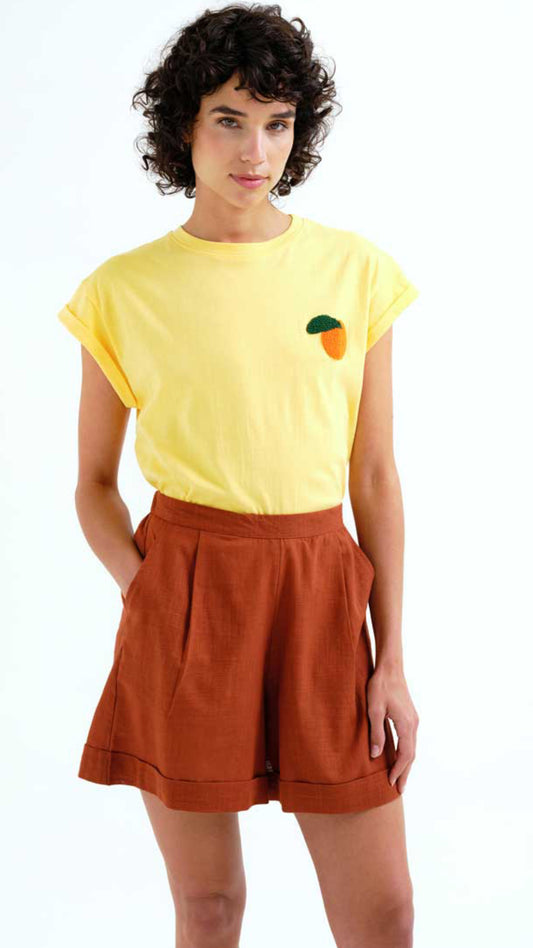 Camiseta con bordado naranja