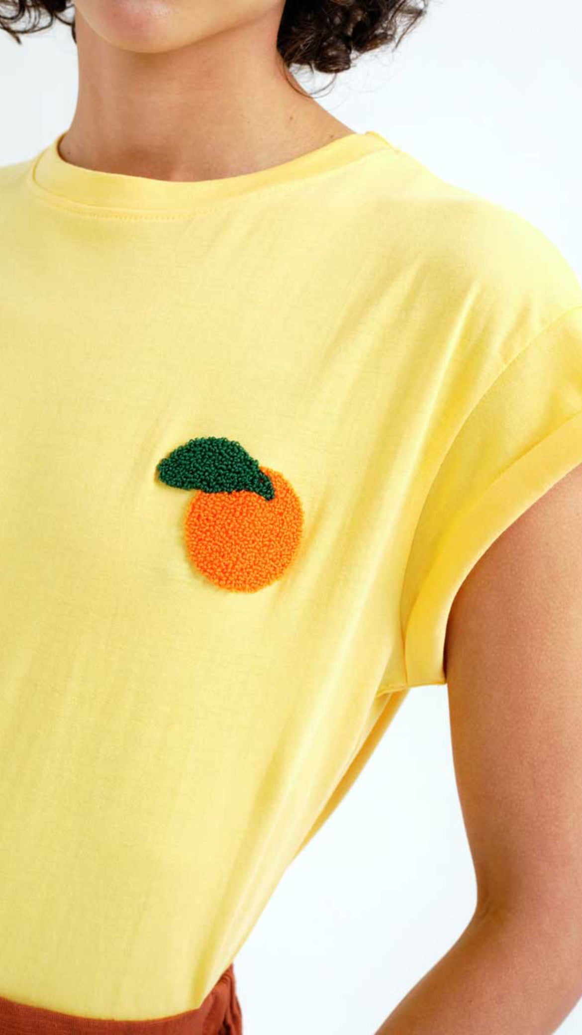 Camiseta con bordado naranja
