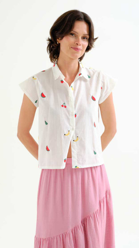 Camisa blanca 100% algodón  con bordado de Ensalada de frutas