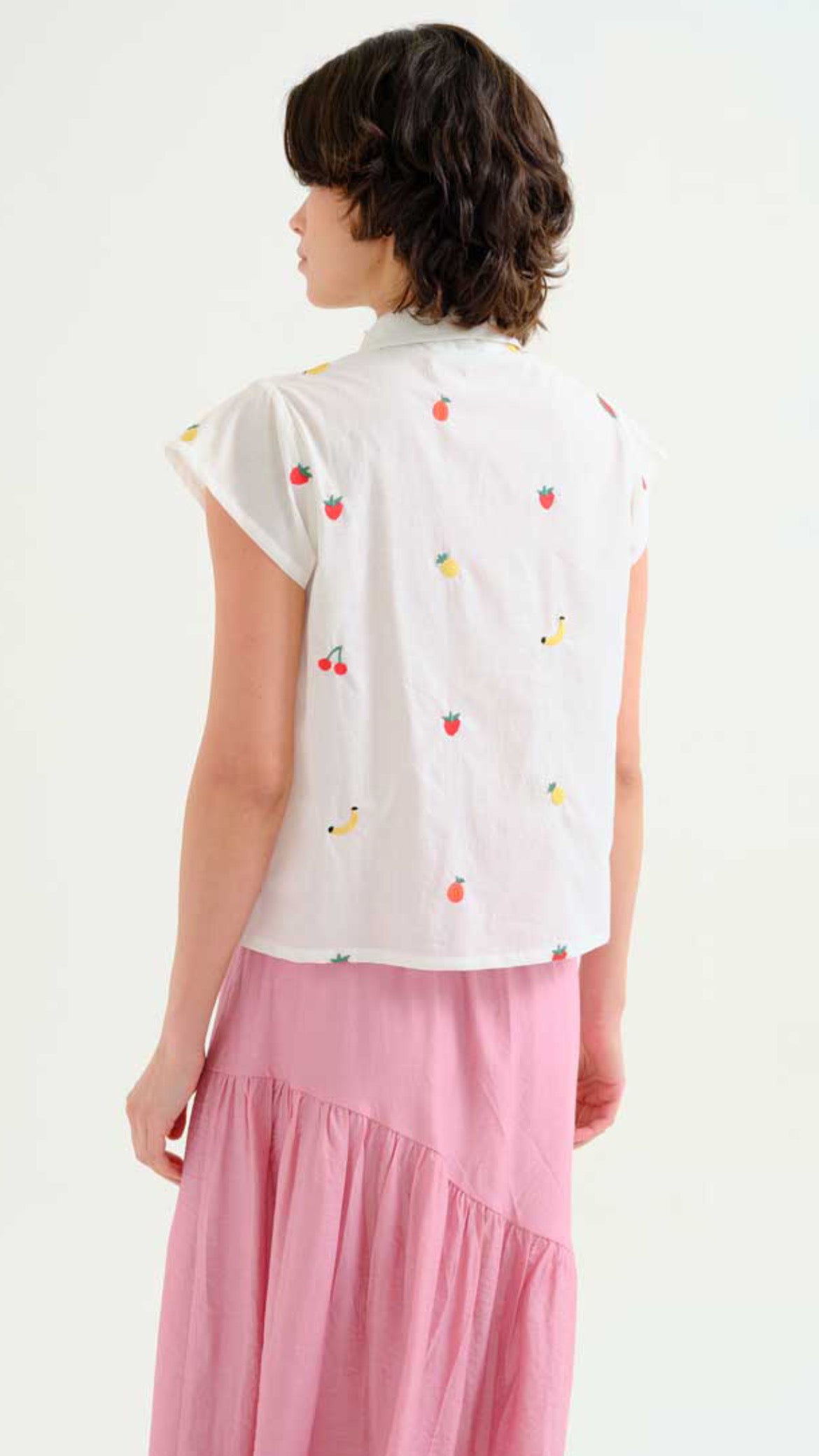 Camisa blanca 100% algodón  con bordado de Ensalada de frutas