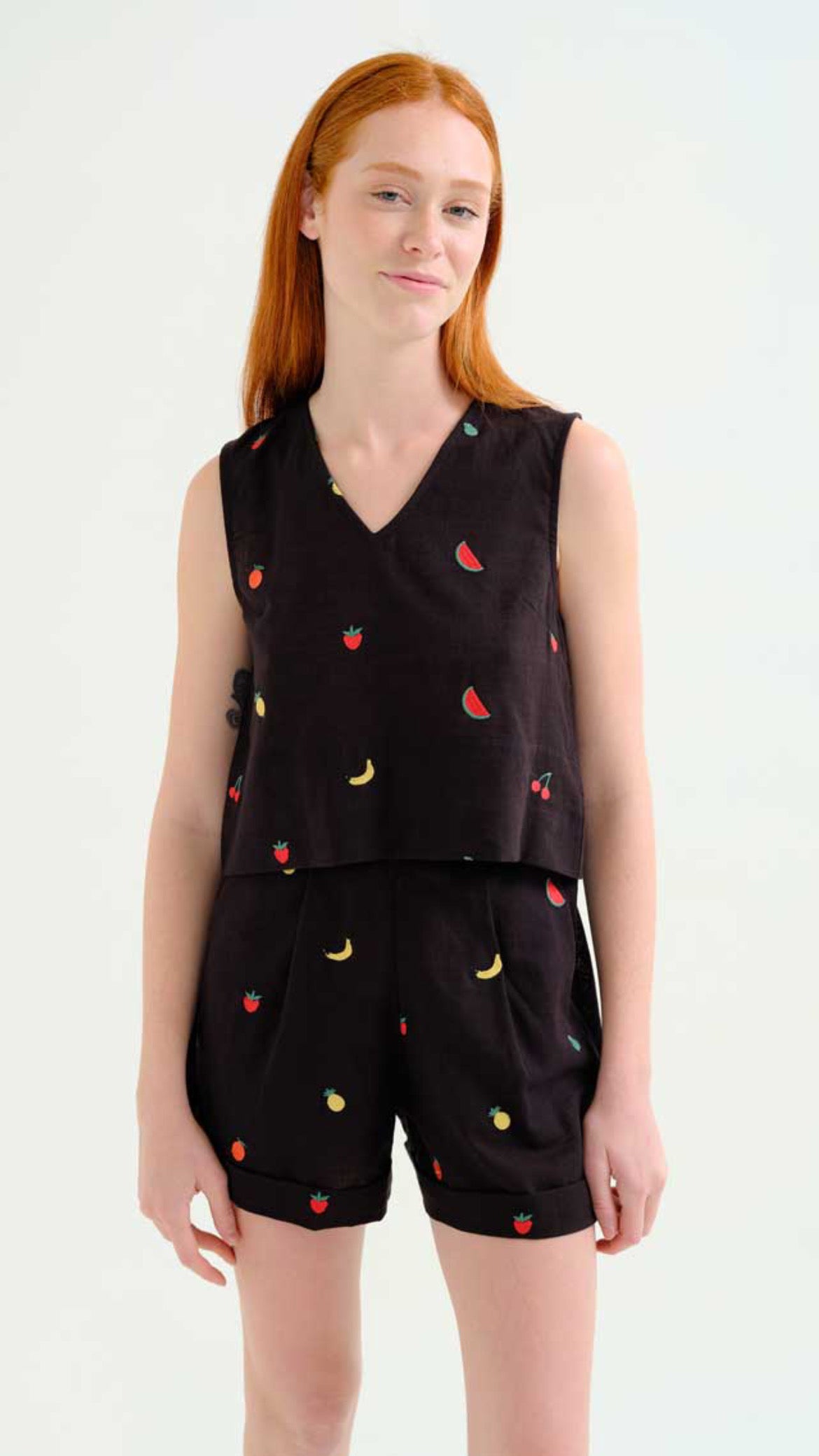 Top 100% algodón negro con bordado de Ensalada de frutas (R)