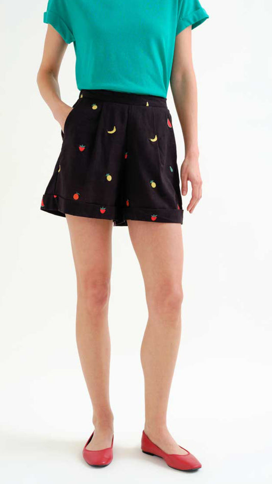 Shorts 100% algodón negro con bordado de Ensalada de frutas