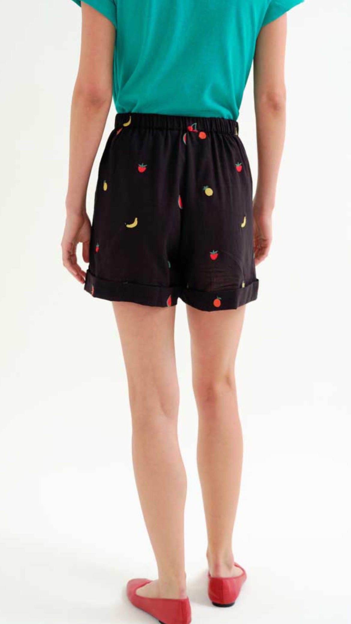 Shorts 100% algodón negro con bordado de Ensalada de frutas