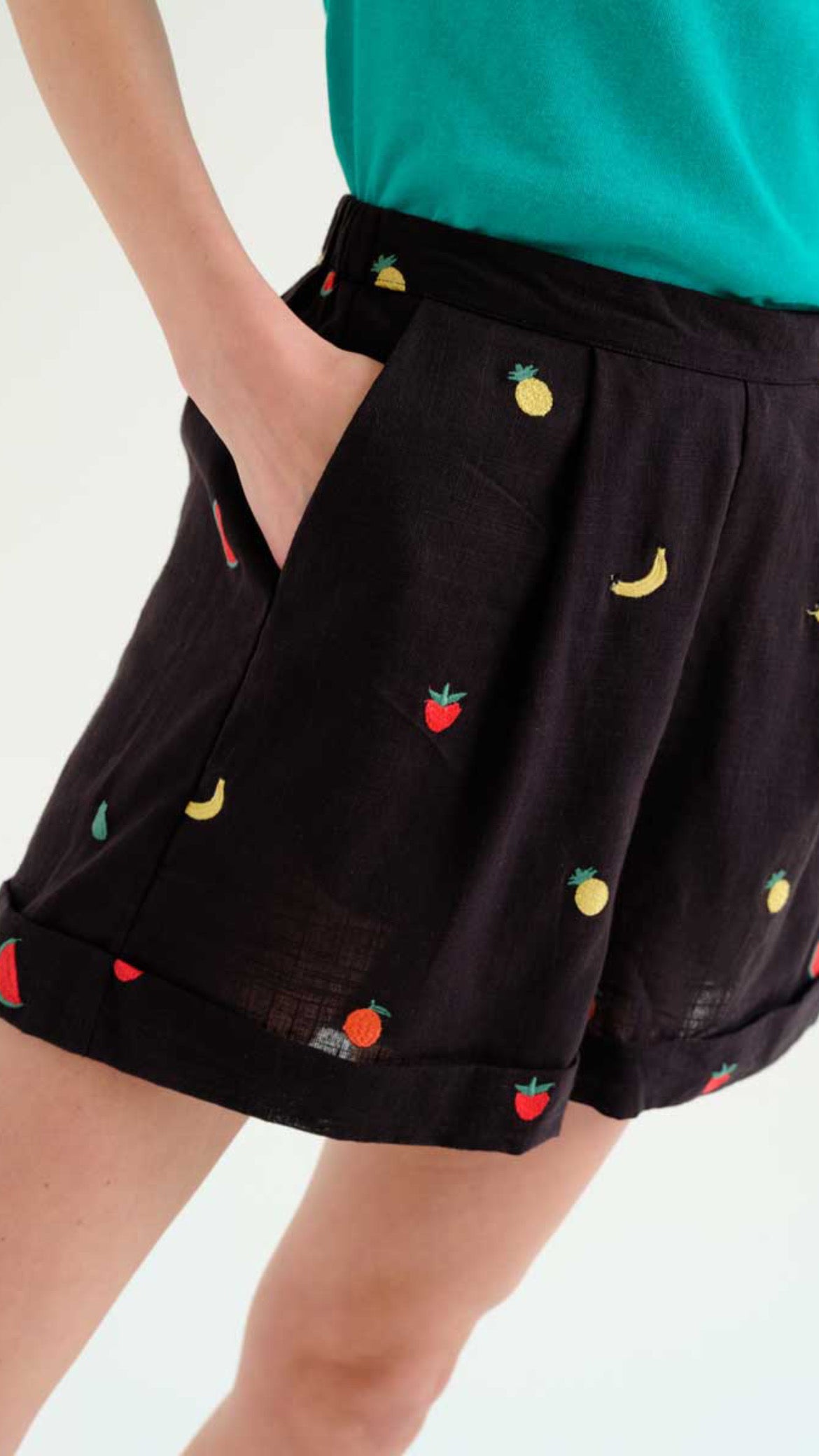 Shorts 100% algodón negro con bordado de Ensalada de frutas