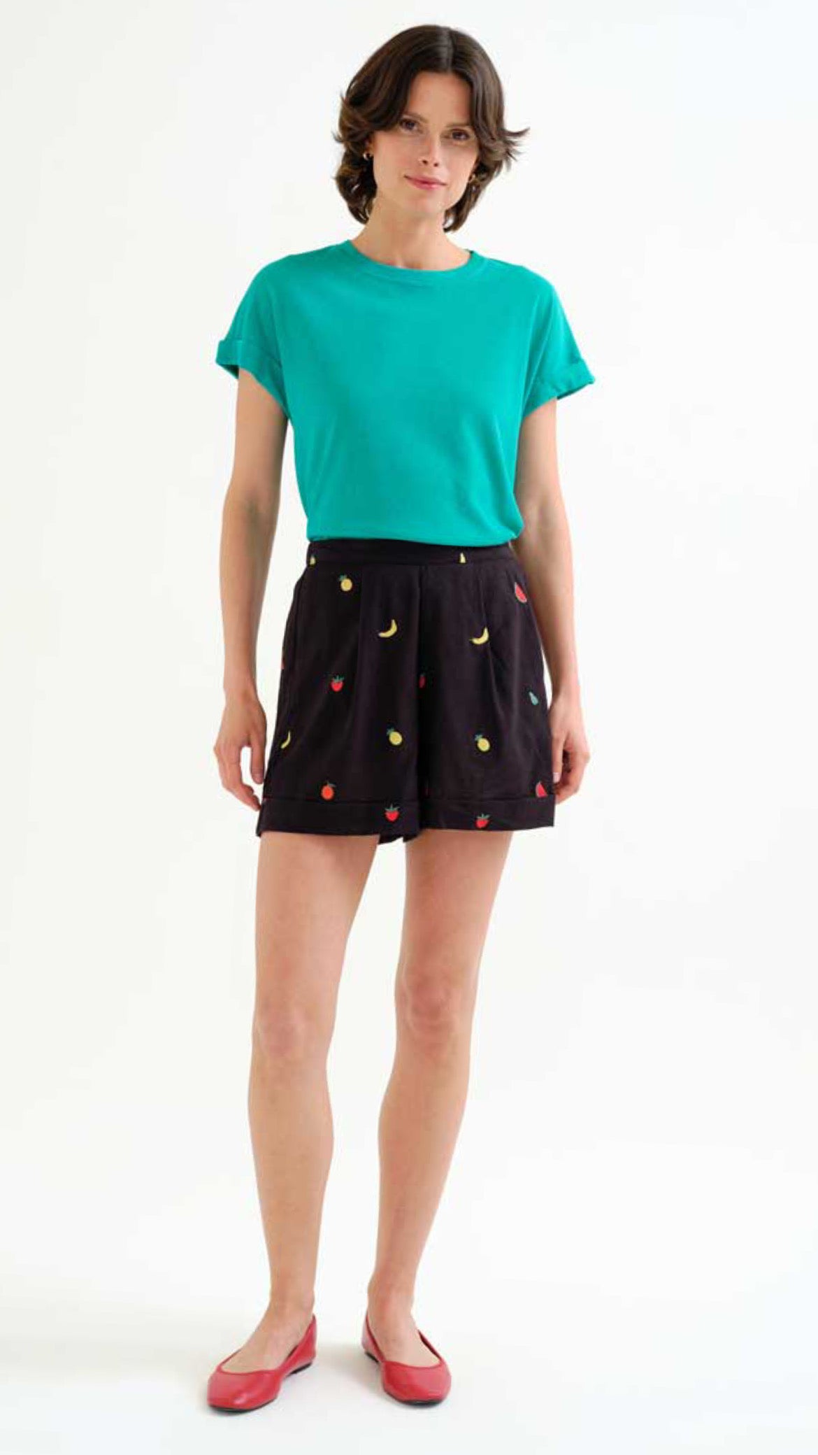 Shorts 100% algodón negro con bordado de Ensalada de frutas