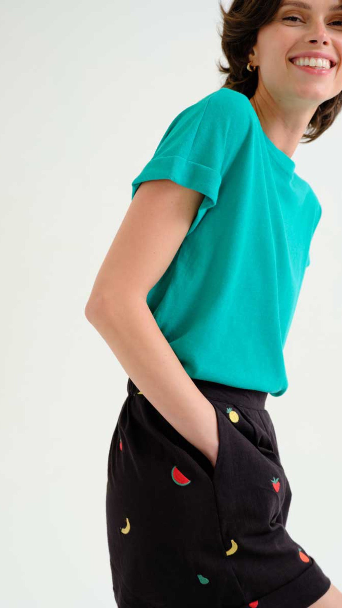 Shorts 100% algodón negro con bordado de Ensalada de frutas