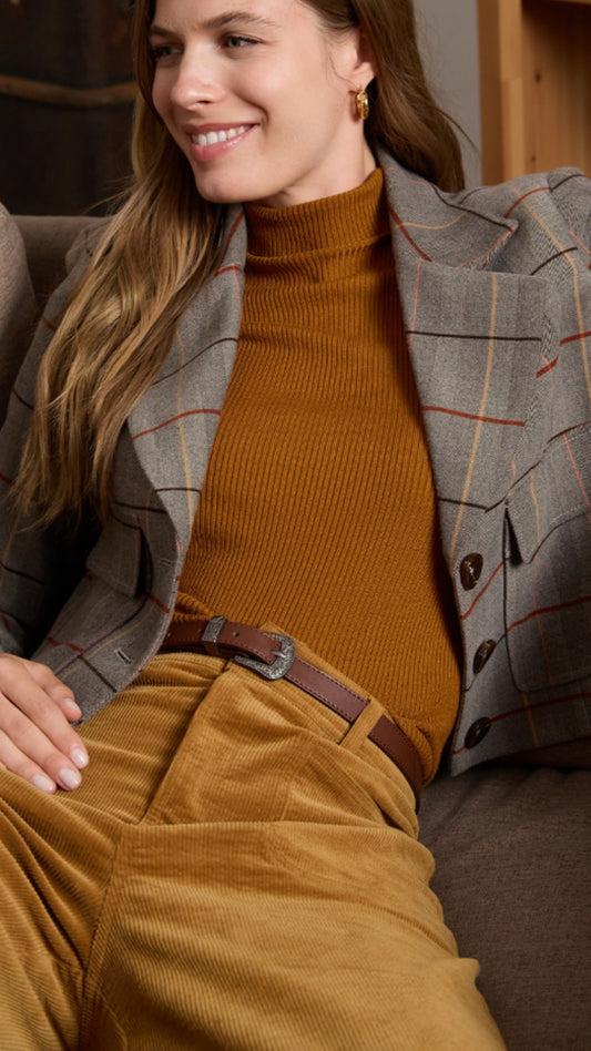 Jersey de canalé con cuello alto en ocre