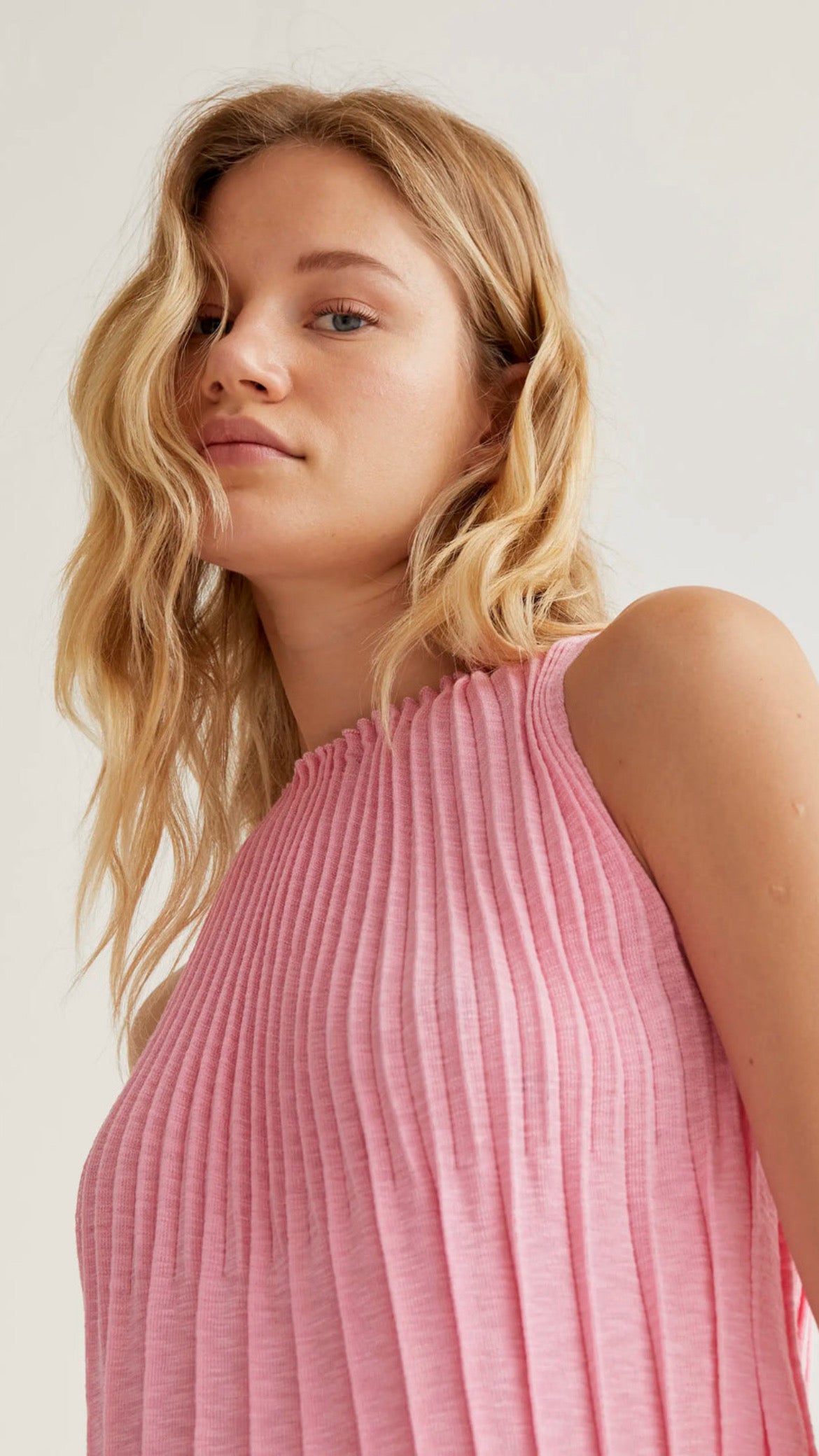 Vestido largo plisado rosa