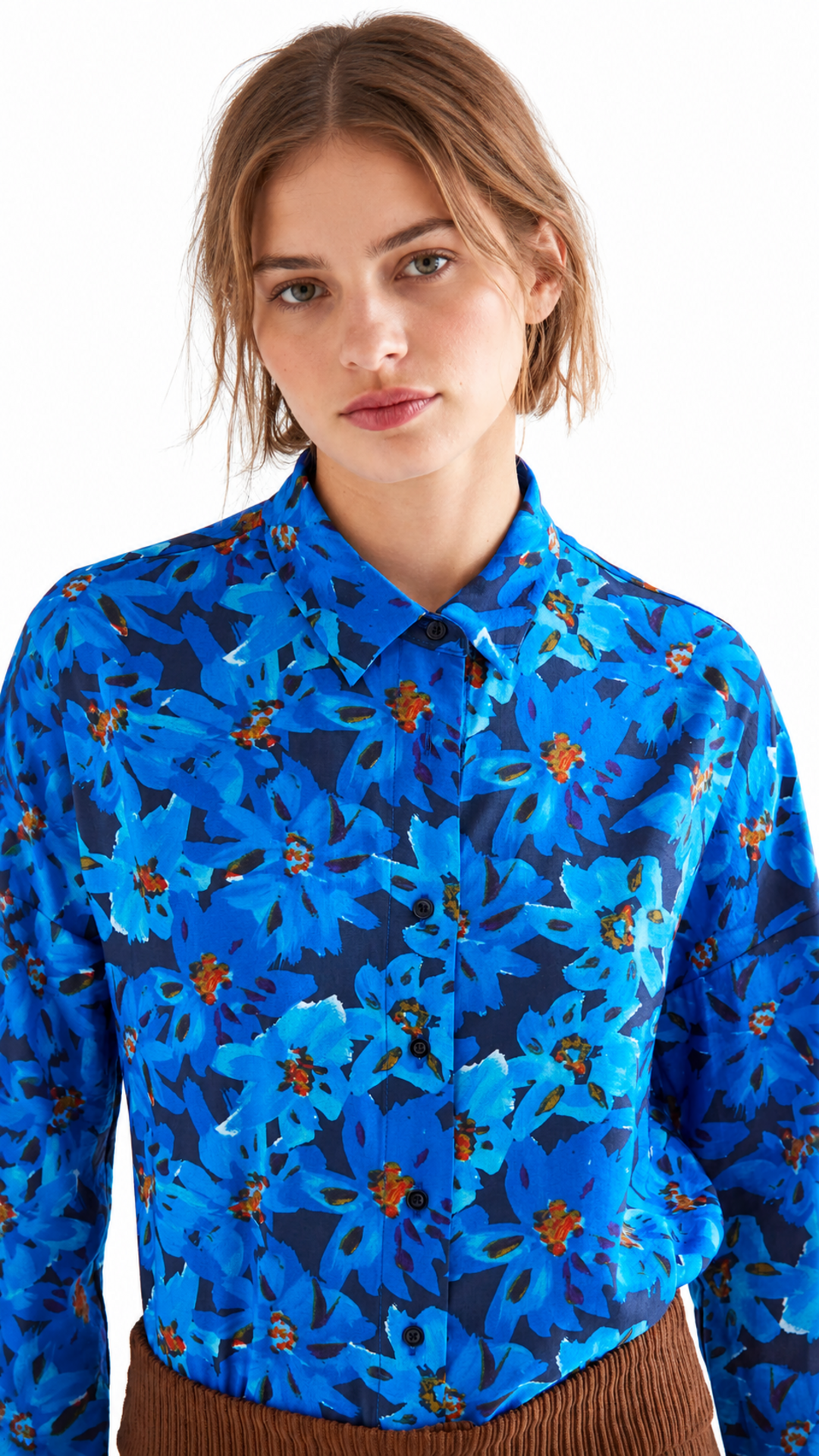 Detalle del estampado y botones de la camisa Clematis azul