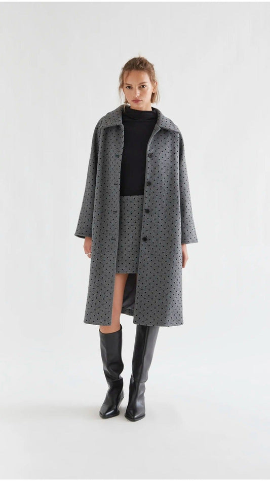 Abrigo gris con punto negro | imagen 1