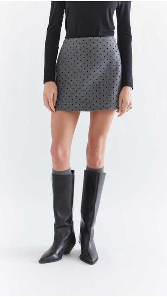 Falda corta gris de lunares negros | imagen 1
