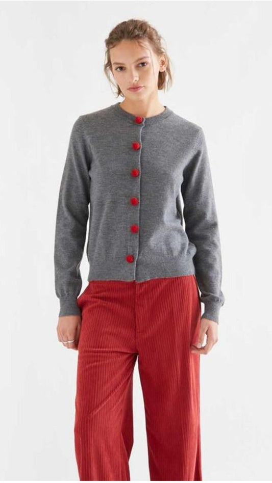 Cárdigan gris con botones pompón rojos | imagen 1
