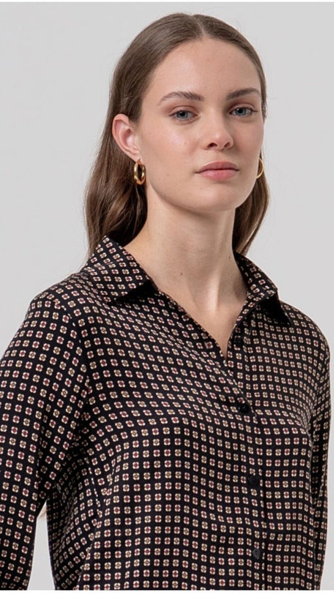Camisa Surkana fluida con estampado tipo pañuelo Negro | imagen 2
